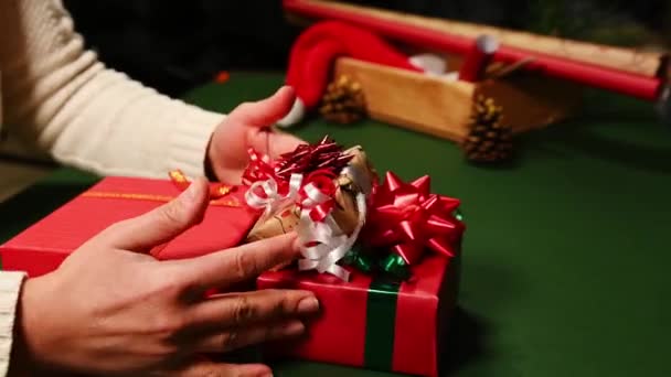 Seitenansicht Der Hände Einer Frau Die Auf Grünem Hintergrund Weihnachtsgeschenke — Stockvideo
