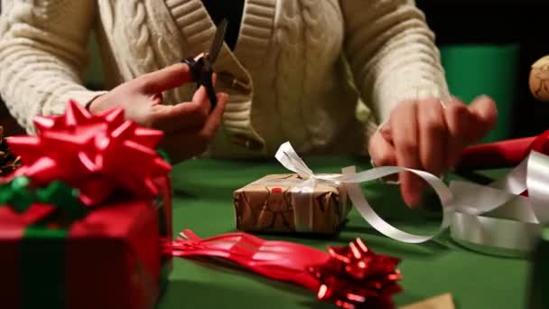 Diy Cadeautjes Kerst Nieuwjaarsvoorbereidingen Stap Voor Stap Cadeautjes Inpakken Close — Stockvideo
