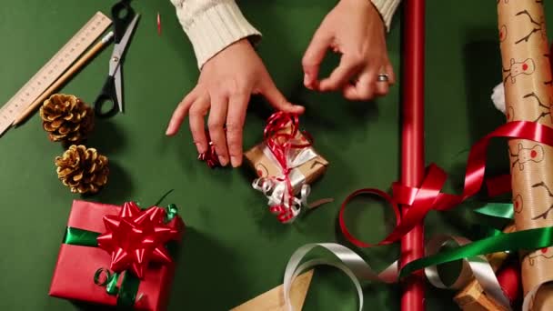 Diretamente Acima Craftswoman Envolve Presente Natal Papel Embrulho Com Padrão — Vídeo de Stock