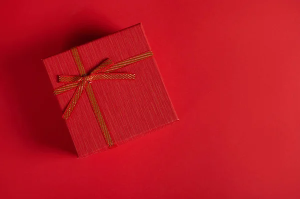 顶部视图 可爱的浪漫礼物在时尚的红色礼品盒圣诞 圣瓦伦丁或妇女日红色背景 复制广告空间 节礼日包装任何活动的礼物 — 图库照片