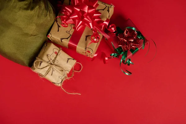 Kırmızı Arka Planda Şık Ambalaj Kağıdına Sarılı Noel Hediyeleri Kutuları — Stok fotoğraf