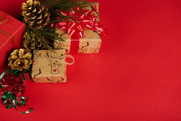 Noel Hediye Kutusuyla Kırmızı Arka Planda Altın Kozalaklarla Metin Için — Stok fotoğraf