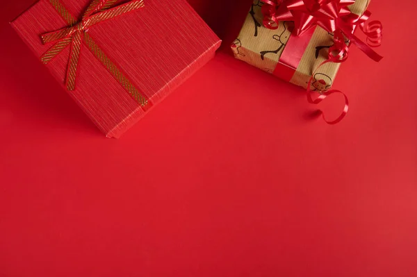 漂亮可爱的圣诞礼物在红色背景的顶部 与复制广告空间 新年启示录 包装礼物为圣诞节和任何其他庆祝活动 节礼日 — 图库照片