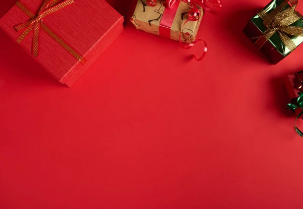 圣诞礼物和礼品盒的背景 用绿色 红色和鹿图案的包装纸包裹在红色表面 并有复制广告空间 圣诞快乐 新年快乐 莫科普 — 图库照片