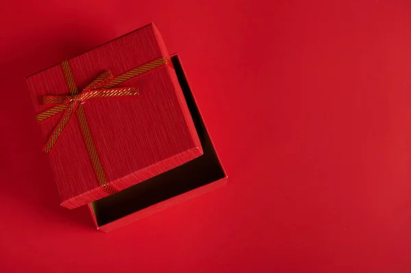 单色静谧的生活与开放的时尚红色礼品盒与捆绑弓红色背景与复制广告空间 圣瓦伦丁或妇女日浪漫惊喜的头像 — 图库照片