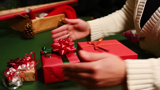Зблизька Жінка Бежевому Светрі Тримає Коробки Подарунками Один Один Різдво — стокове відео