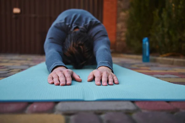 Yoga Yaparken Vücudunu Esnetirken Erkek Sporcunun Ellerine Spor Minderindeki Yogilere — Stok fotoğraf