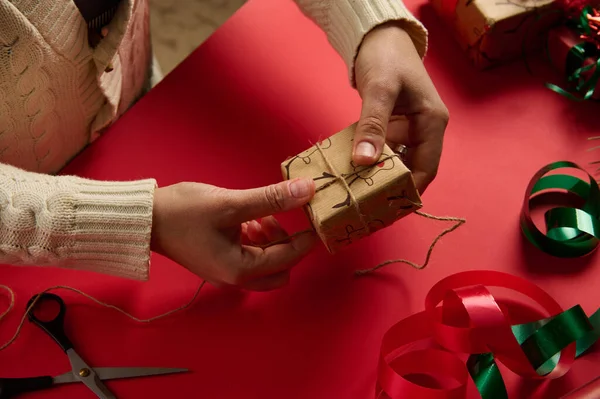 女工匠用鹿纹包装纸捆扎圣诞礼物 用亚麻绳捆扎蝴蝶结 节礼日迪伊的礼物5 新年准备工作 一步一步包装礼物 — 图库照片