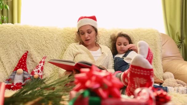Elragadó Lánya Élvezze Karácsonyi Ünnepeket Együtt Otthon Aranyos Kislány Hallgatja — Stock videók