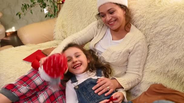 可爱的小女孩躺在妈妈的膝上 一起玩手工制作的斯堪的纳维亚侏儒游戏 在圣诞节假期里享受呆在家里的时光 快乐的家庭关系 — 图库视频影像