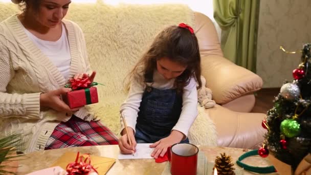 Adorable Caucasian Little Girl Casual Denim Draws Cute Pictures Sitting — Stock Video