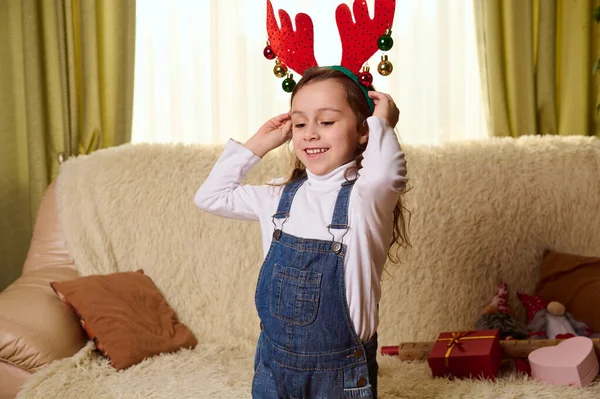 Niedliches Glückliches Kind Kaukasisches Kleines Mädchen Das Gemütlichen Heim Interieur — Stockfoto