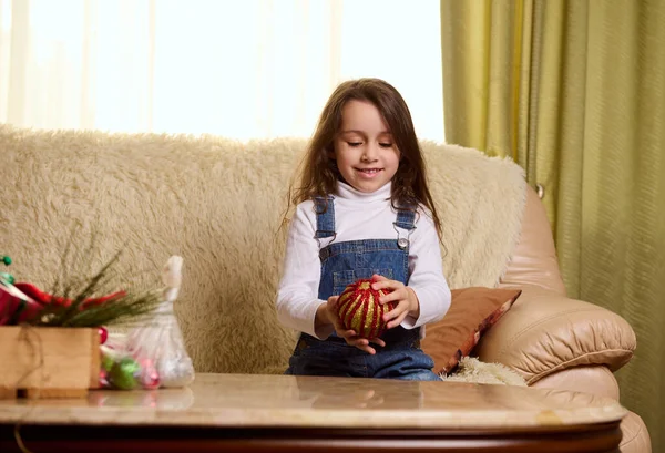 Entzückendes Kaukasisches Kleines Mädchen Blauen Jeans Overalls Auf Einem Bequemen — Stockfoto