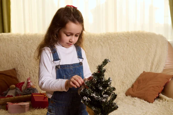 Linda Menina Caucasiana Pequena Criança Decorando Uma Pequena Árvore Natal — Fotografia de Stock
