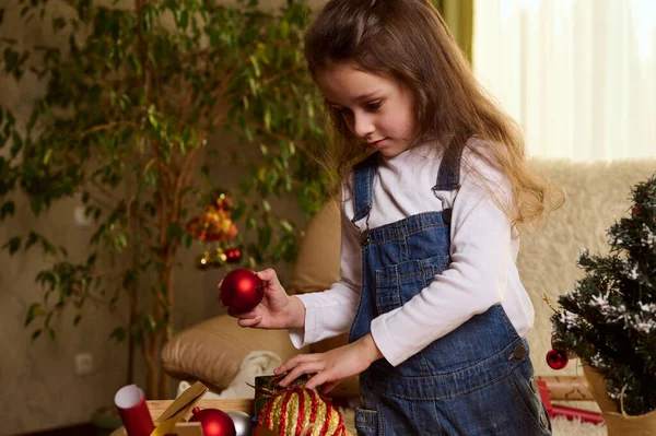 Charmante Kaukasische Mädchen Mit Weihnachtsspielzeug Genießen Die Bevorstehenden Winterferien Schmücken — Stockfoto