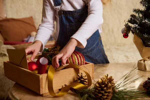 Ausgeschnittene Ansicht Eines Niedlichen Kindes Das Sich Weihnachtsspielzeug Einer Holzkiste — Stockfoto
