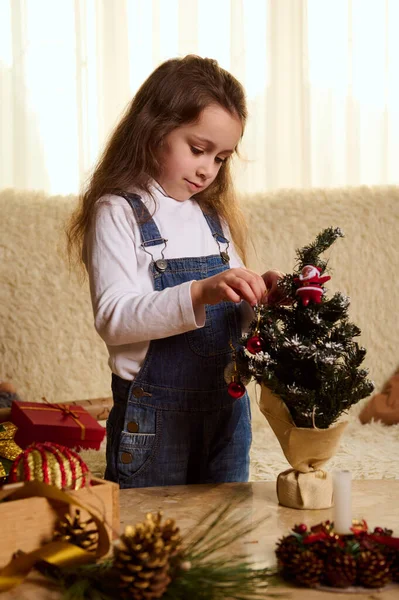 Entzückendes Europäisches Kleines Mädchen Blauen Jeans Overalls Steht Gemütlichen Wohnzimmer — Stockfoto