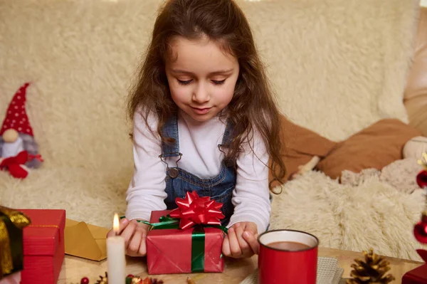 Charmantes Kaukasisches Kleines Mädchen Mit Weihnachtsgeschenk Gemütlichen Heim Interieur Eine — Stockfoto