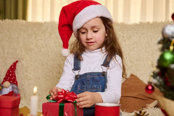Criança Adorável Com Uma Caixa Presente Embrulhada Papel Decorativo Vermelho — Fotografia de Stock