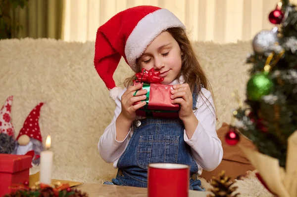 Красивая Кавказская Маленькая Девочка Шляпе Сантас Рождественским Подарком Окруженная Праздничным — стоковое фото