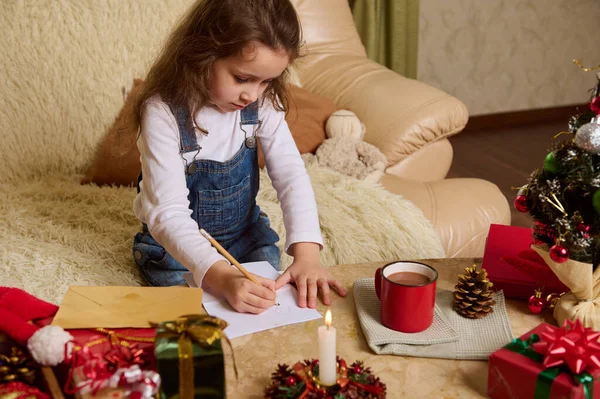 Entzückende Kaukasische Vorschulkind Ein Nettes Kleines Mädchen Zeichnet Bild Schreibt — Stockfoto