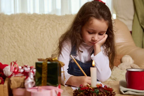 Blick Durch Eine Verschwommene Weihnachtskerze Auf Ein Kleines Mädchen Das — Stockfoto