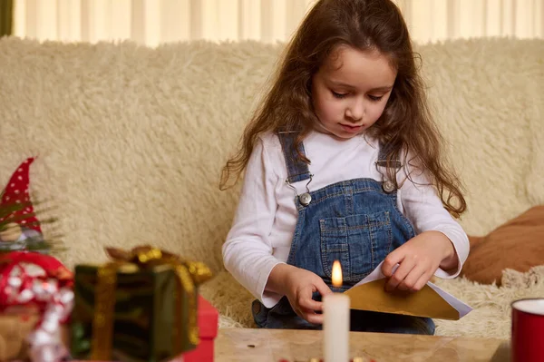 Entzückendes Europäisches Kind Ein Süßes Kleines Mädchen Steckt Einen Brief — Stockfoto