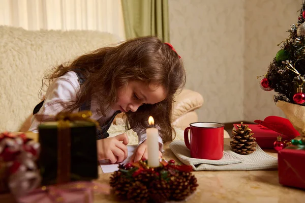 Nahaufnahme Eines Kleinen Kaukasischen Mädchens Das Einen Brief Den Weihnachtsmann — Stockfoto