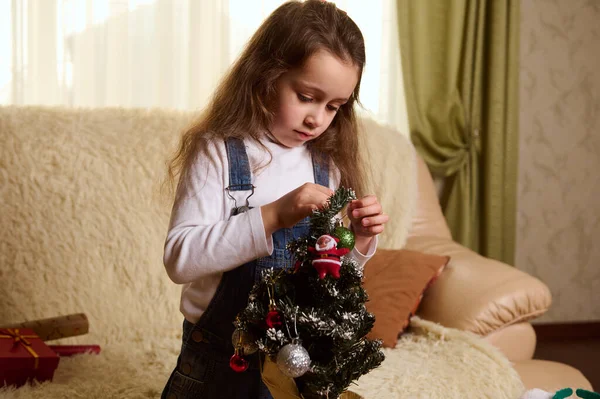 Menina Branca Bonita Pendurado Bolas Decorativas Enfeites Natal Uma Árvore — Fotografia de Stock