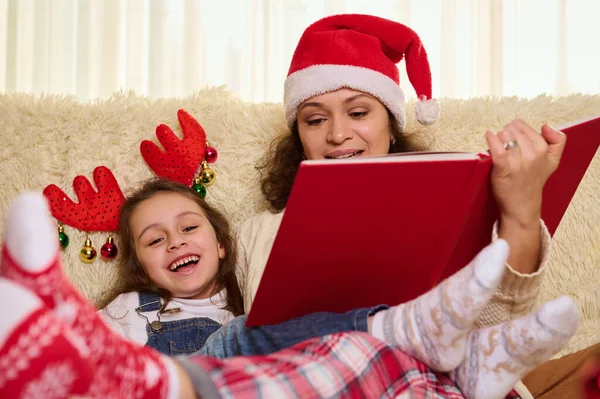Happy Multi Ethnic Family Loving Mother Santas Hat Lovely Daughter — Stock Photo, Image