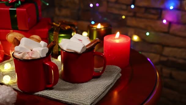 Натюрморт Червоними Чашками Гарячого Какао Солодким Зефіром Столі Різдвяними Подарунками — стокове відео