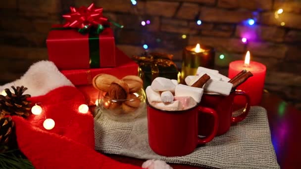 Drahtschuss Rote Tassen Mit Heißer Schokolade Oder Kakaogetränk Mit Marshmallows — Stockvideo