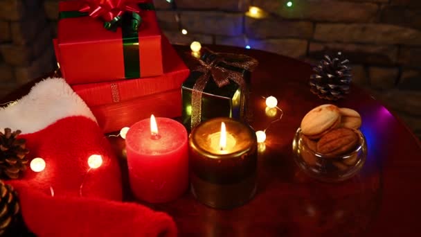 Natal Decorado Casa Interior Com Velas Acesas Presentes Embrulhados Papel — Vídeo de Stock