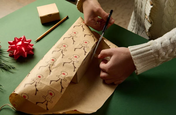 头像女性包装礼物的圣诞或新年活动 使用美丽的装饰包装纸鹿形图案 绿色背景 节礼日圣诞节准备工作 复制广告空间 — 图库照片