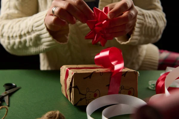 女人的手在前面用漂亮的蝴蝶结装饰圣诞礼物 包装礼物为新年或任何其他庆祝活动 12月25日节礼日 — 图库照片