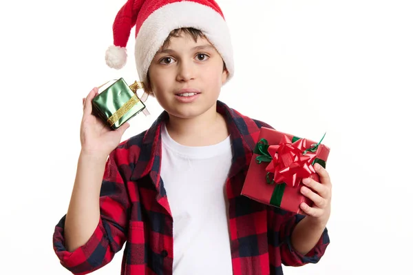 Halblanges Porträt Gutaussehender Kaukasischer Teenager Mit Weihnachtsmütze Weihnachtsgeschenke Der Hand — Stockfoto