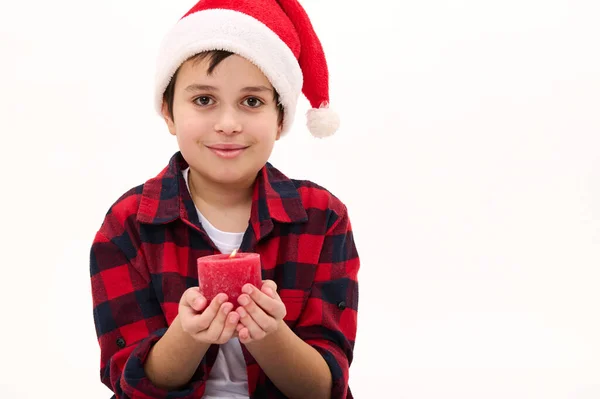 Nahaufnahme Eines Entzückenden Multiethnischen Jungen Mit Weihnachtsmütze Der Freundlich Lächelnd — Stockfoto