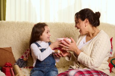 Sevgi dolu bir anne ve kızının çok ırklı aileleri Noel 'de evlerinde birbirlerine hediyeler veriyorlar. Kış tatillerinin büyülü atmosferi. Sevgi. Aile ilişkileri