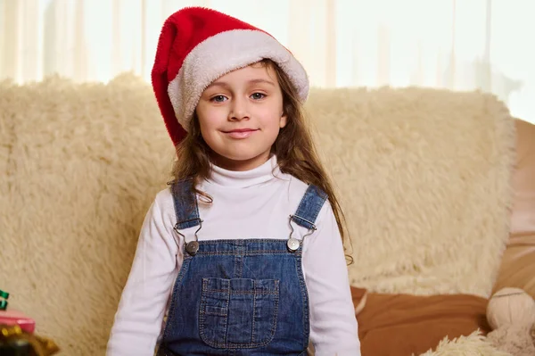 Nahaufnahme Porträt Eines Schönen Kaukasischen Kleinen Mädchens Mit Einem Roten — Stockfoto