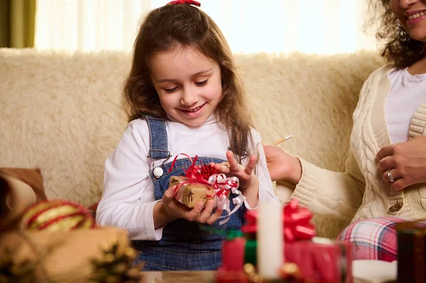 Kaukasische Entzückende Süße Mädchen Freut Sich Über Ein Weihnachtsgeschenk Winterurlaub — Stockfoto