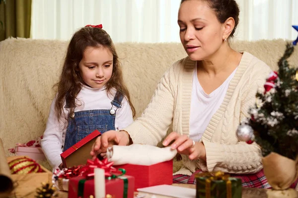 Glückliche Mutter Und Tochter Packen Geschenke Für Weihnachten Oder Neujahr — Stockfoto