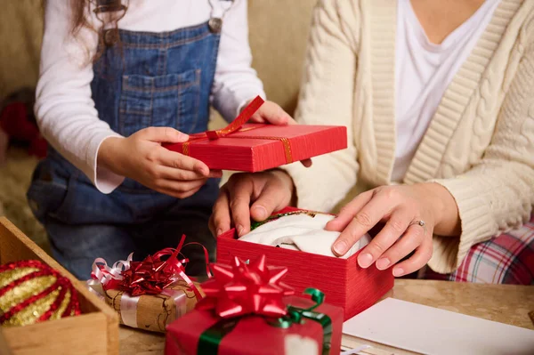 Close Mãe Filha Presentes Embalagem Para Natal Ano Novo Olhando — Fotografia de Stock