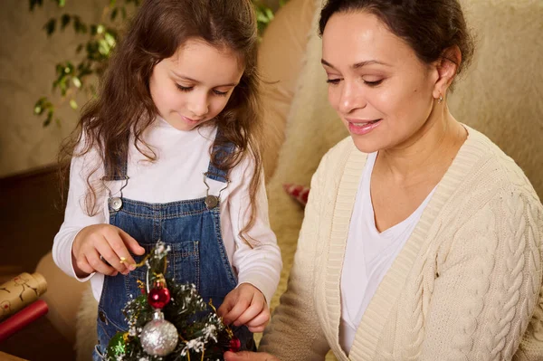 Close Liebevolle Mutter Schmückt Einen Öko Weihnachtsbaum Mit Ihrer Entzückenden — Stockfoto
