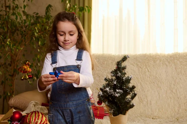 Nahaufnahme Porträt Eines Charmanten Kaukasischen Kleinen Mädchens Das Weihnachtsspielzeug Der — Stockfoto