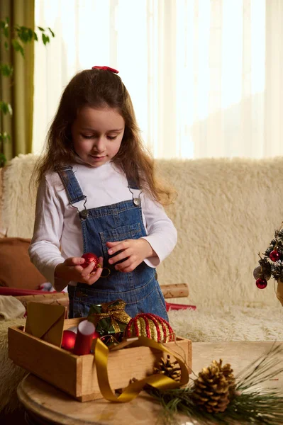 Menina Adorável Criança Mesa Diário Com Brinquedos Caixa Madeira Escolhe — Fotografia de Stock