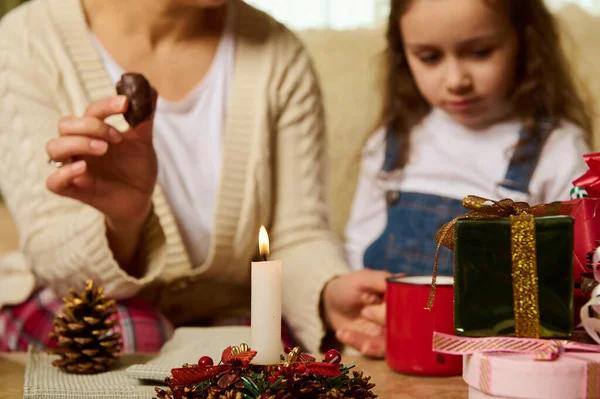 Konzentrieren Sie Sich Auf Eine Brennende Kerze Und Weihnachtsgeschenke Auf — Stockfoto