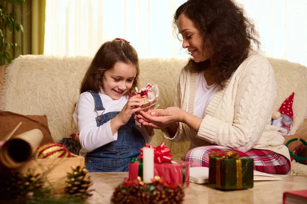 Adorable Niña Disfruta Felices Vacaciones Invierno Ayuda Madre Cariñosa Embalaje Imagen De Stock