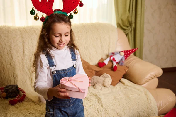Nettes Kleines Kind Kleines Mädchen Hält Eine Rosa Herzförmige Geschenkschachtel — Stockfoto