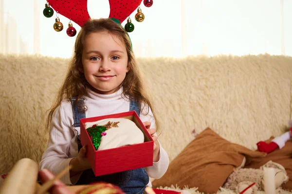 Close Retrato Uma Criança Pequena Encantadora Caucasiana Adorável Menina Sorrindo — Fotografia de Stock
