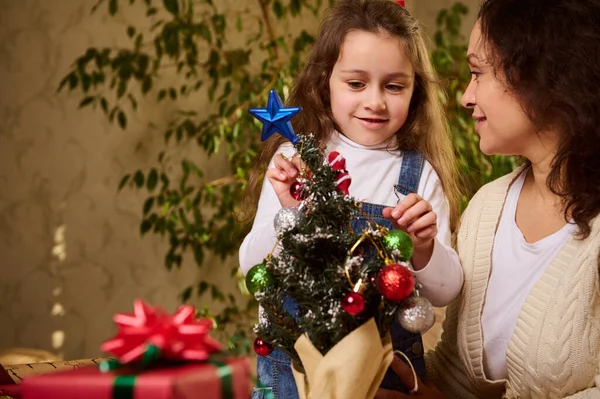 Matka Córka Zdobią Choinkę Eko Piękną Błyszczącą Bombką Zabawkami Świątecznymi — Zdjęcie stockowe